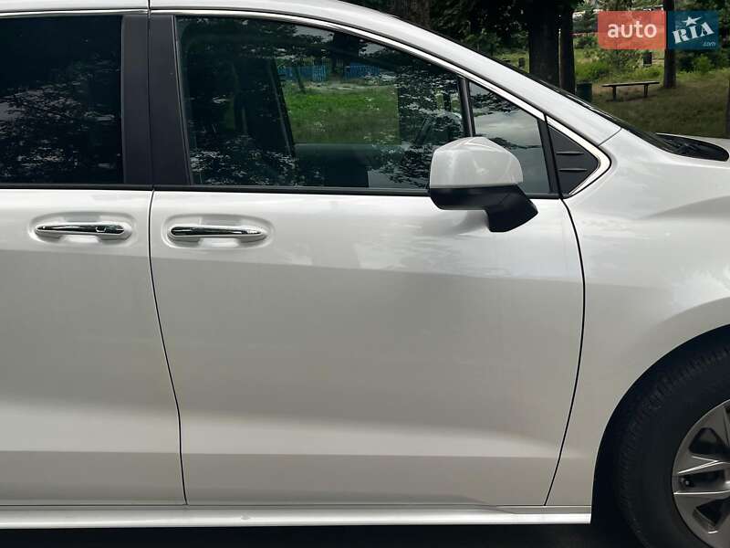 Мінівен Toyota Sienna 2023 в Києві