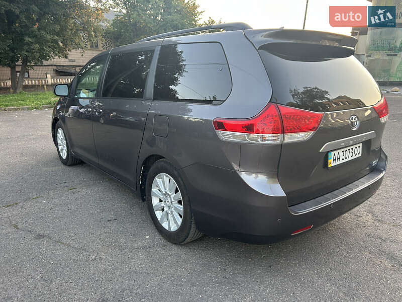 Мінівен Toyota Sienna 2011 в Чернівцях
