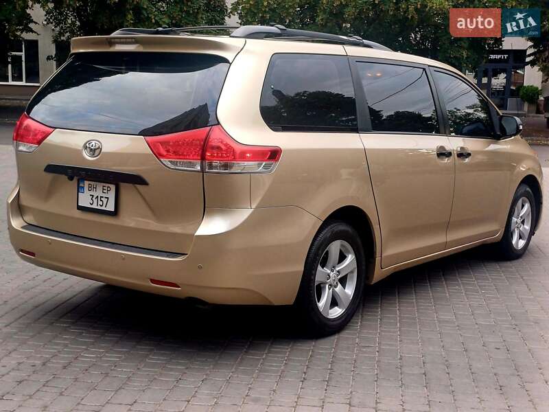 Мінівен Toyota Sienna 2010 в Одесі