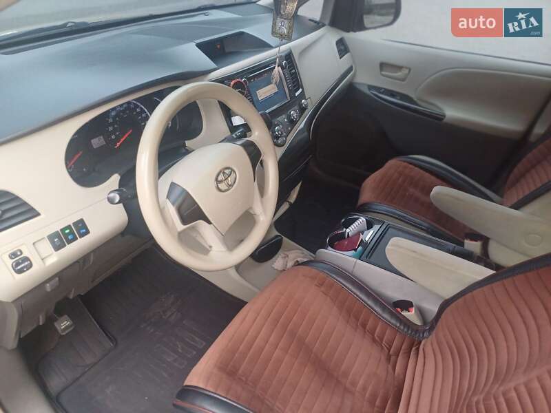 Мінівен Toyota Sienna 2010 в Одесі