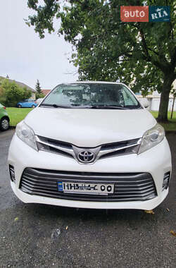 Мінівен Toyota Sienna 2011 в Рівному