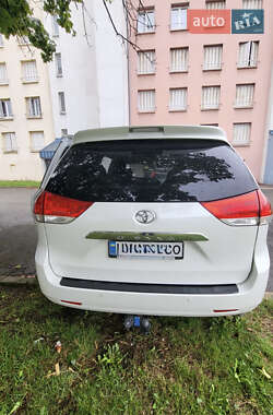 Мінівен Toyota Sienna 2011 в Рівному