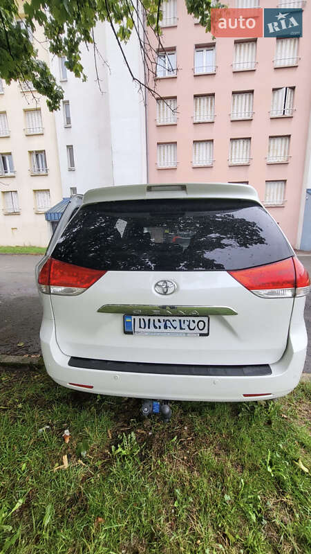 Мінівен Toyota Sienna 2011 в Рівному