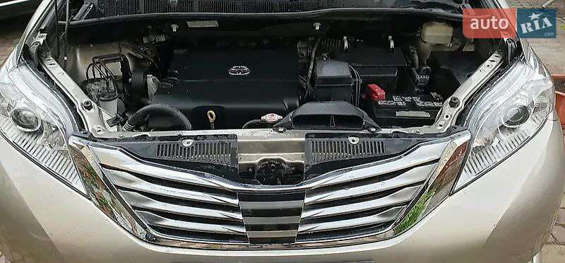 Минивэн Toyota Sienna 2016 в Львове