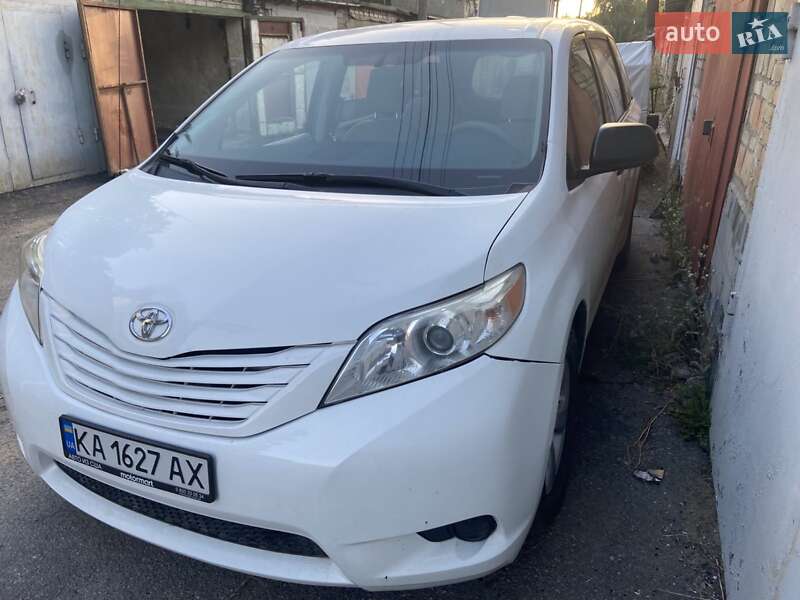 Мінівен Toyota Sienna 2010 в Києві