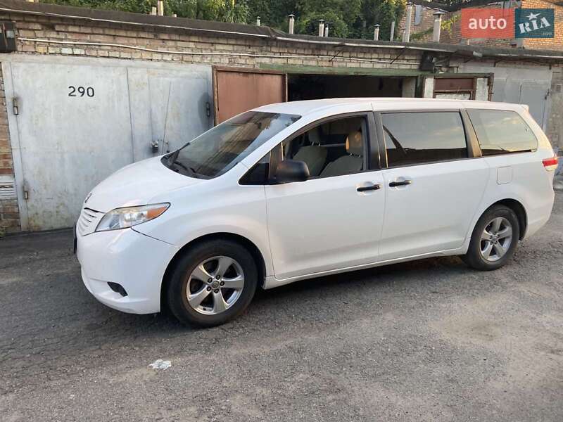 Мінівен Toyota Sienna 2010 в Києві