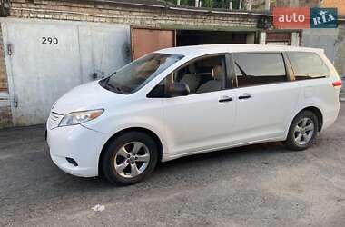 Минивэн Toyota Sienna 2010 в 
