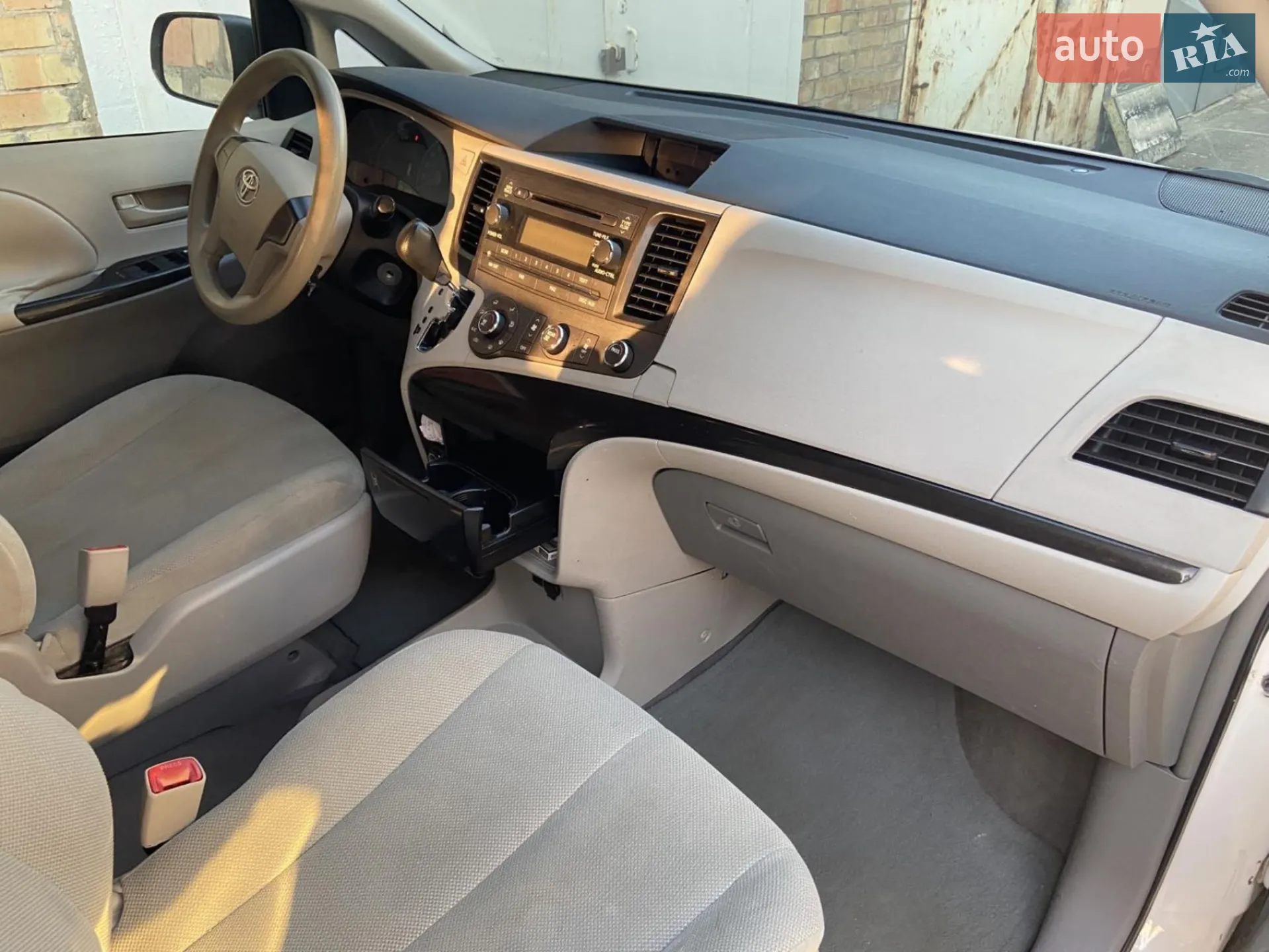 2010 Toyota Sienna - мініатюра 13