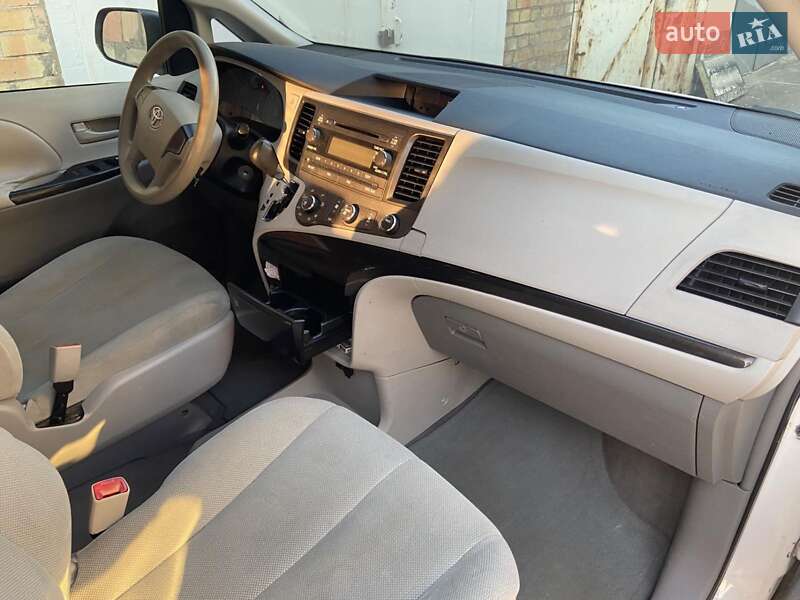 Мінівен Toyota Sienna 2010 в Києві