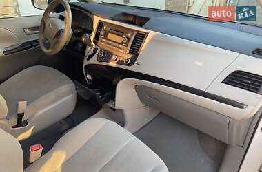 Минивэн Toyota Sienna 2010 в 