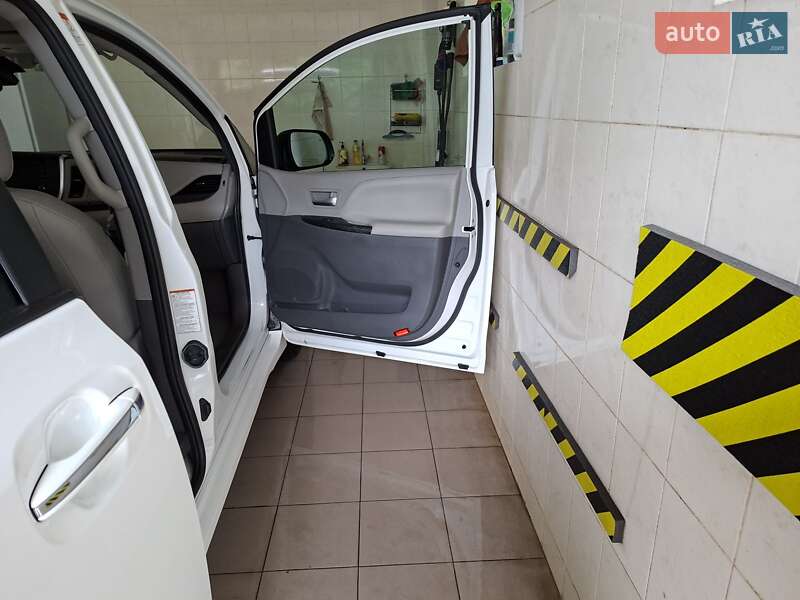 Мінівен Toyota Sienna 2019 в Києві