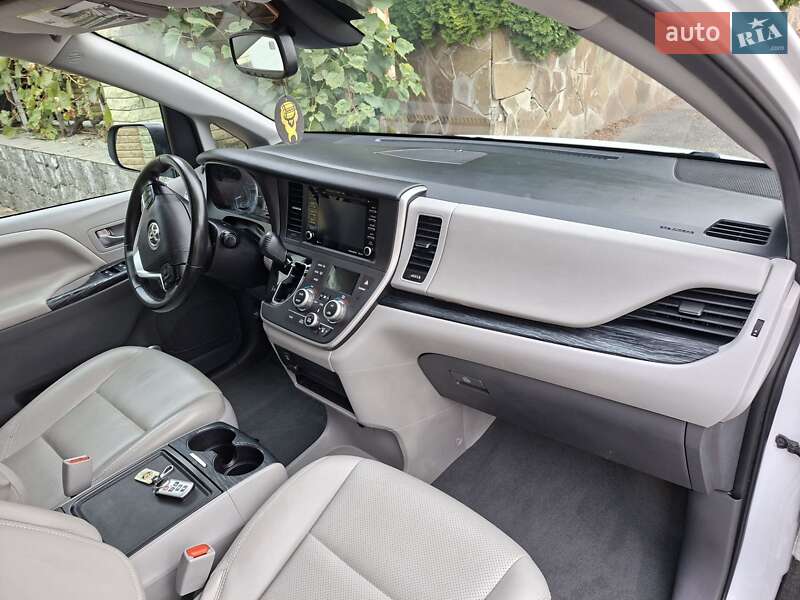 Мінівен Toyota Sienna 2019 в Києві