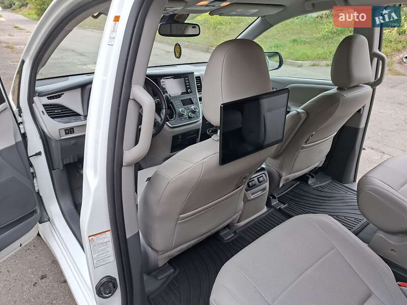 Мінівен Toyota Sienna 2019 в Києві