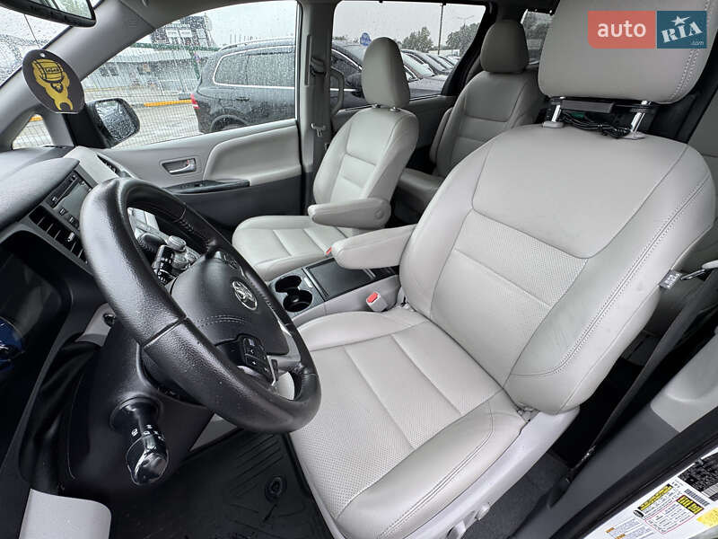 Минивэн Toyota Sienna 2019 в Киеве
