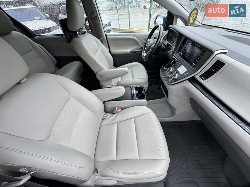 Минивэн Toyota Sienna 2019 в Киеве