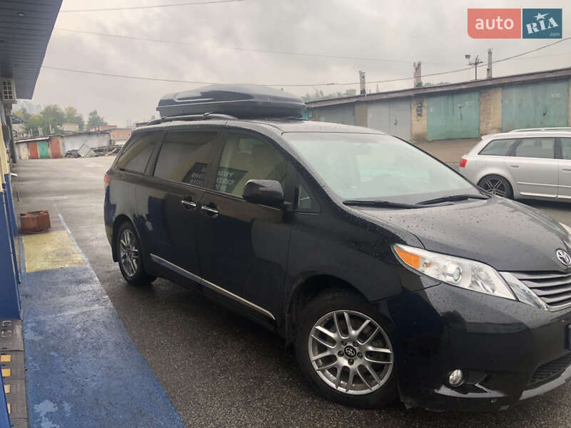 Мінівен Toyota Sienna 2016 в Києві