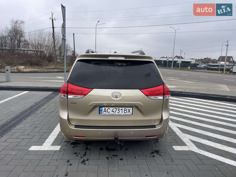 Минивэн Toyota Sienna 2010 в Луцке