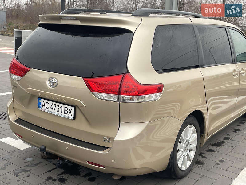 Минивэн Toyota Sienna 2010 в Луцке