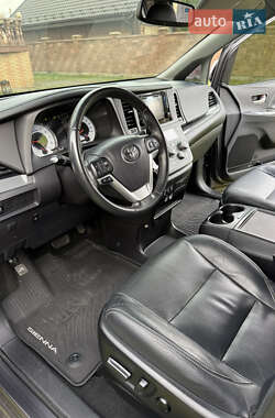 Минивэн Toyota Sienna 2017 в Луцке