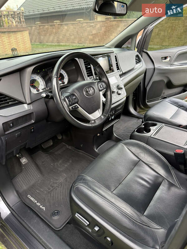 Минивэн Toyota Sienna 2017 в Луцке