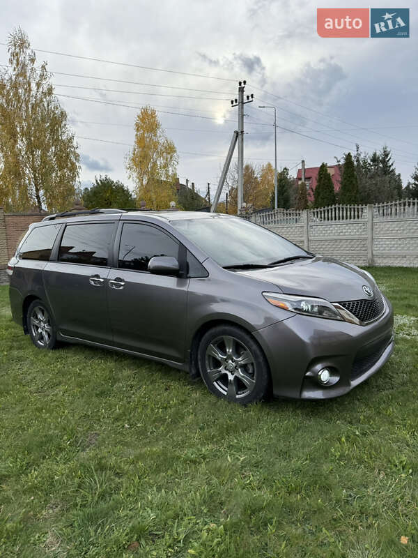Минивэн Toyota Sienna 2017 в Луцке