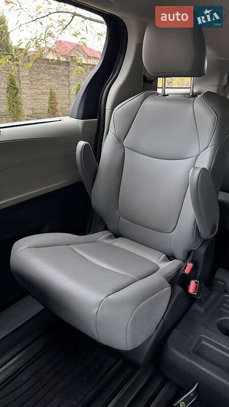 Минивэн Toyota Sienna 2024 в Ровно