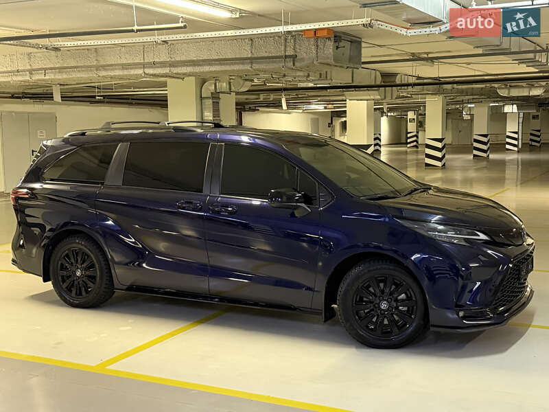 Минивэн Toyota Sienna 2022 в Киеве