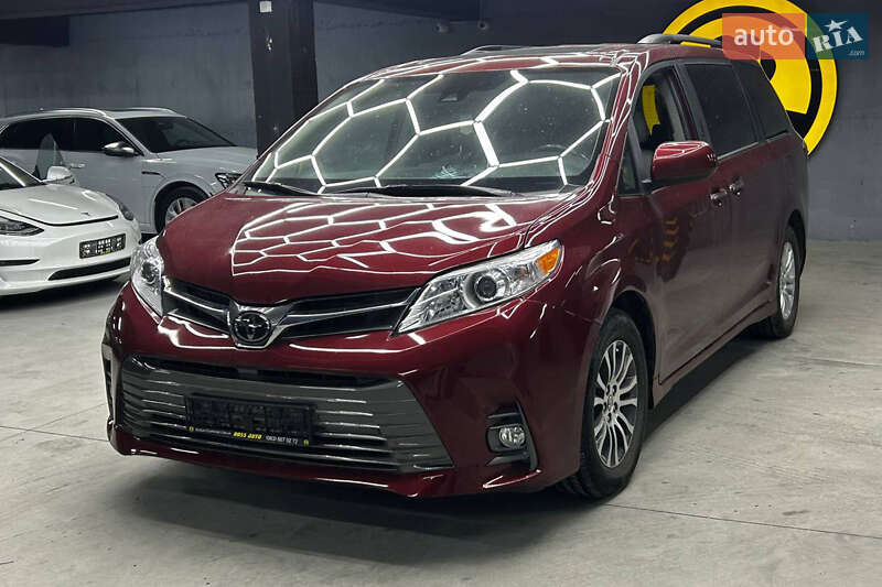 Мінівен Toyota Sienna 2018 в Чернівцях