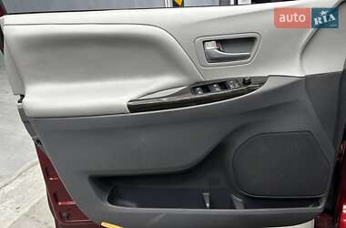 Мінівен Toyota Sienna 2018 в Чернівцях