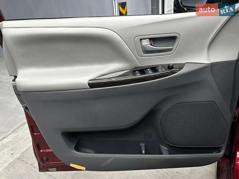 Мінівен Toyota Sienna 2018 в Чернівцях