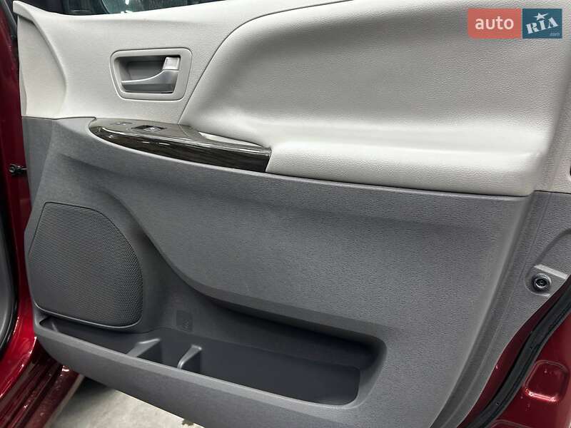 Мінівен Toyota Sienna 2018 в Чернівцях