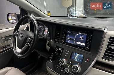 Мінівен Toyota Sienna 2018 в Чернівцях