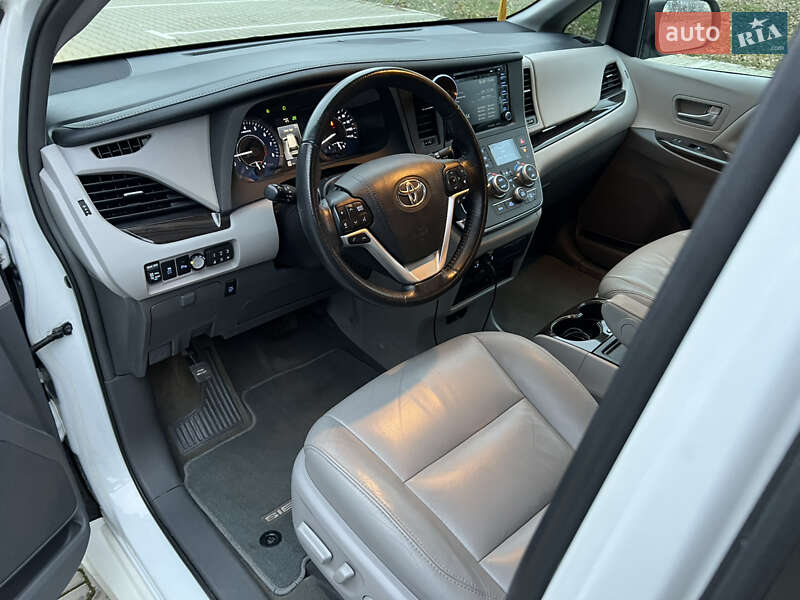 Минивэн Toyota Sienna 2017 в Киеве
