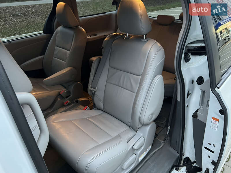 Минивэн Toyota Sienna 2017 в Киеве