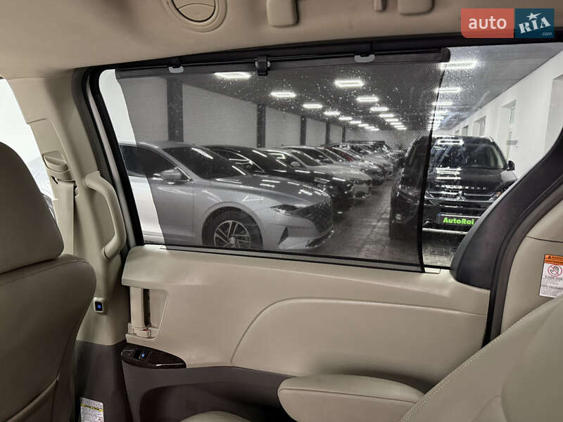 Мінівен Toyota Sienna 2017 в Одесі