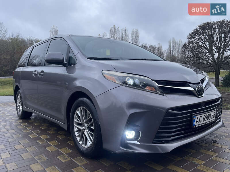 Минивэн Toyota Sienna 2018 в Диканьке