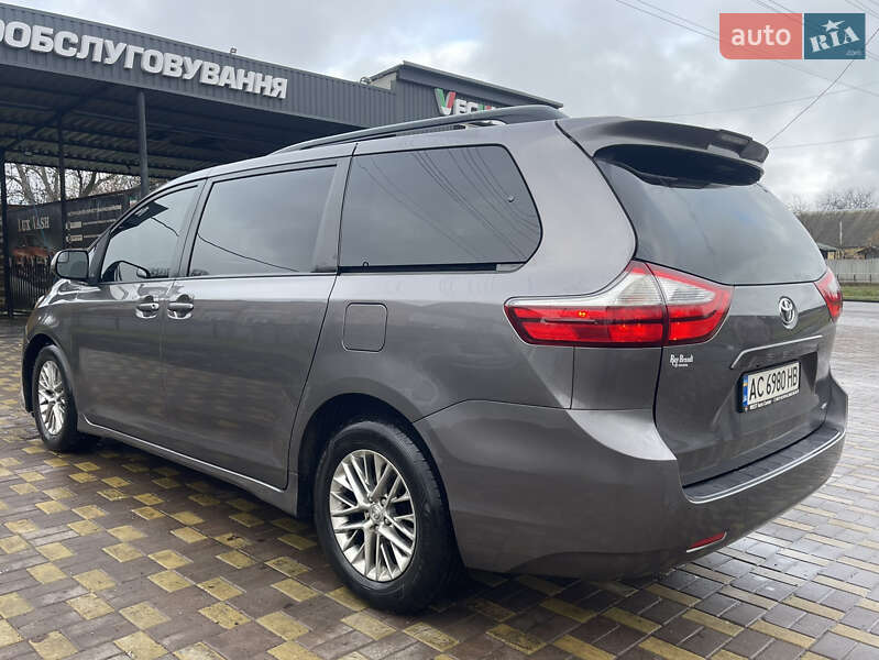 Минивэн Toyota Sienna 2018 в Диканьке