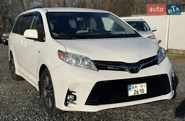 Минивэн Toyota Sienna 2018 в Умани