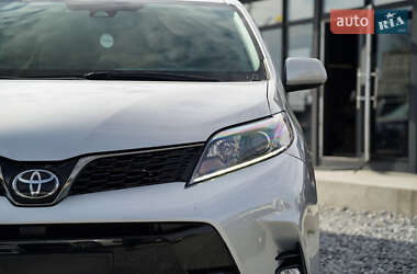 Мінівен Toyota Sienna 2019 в Чернівцях