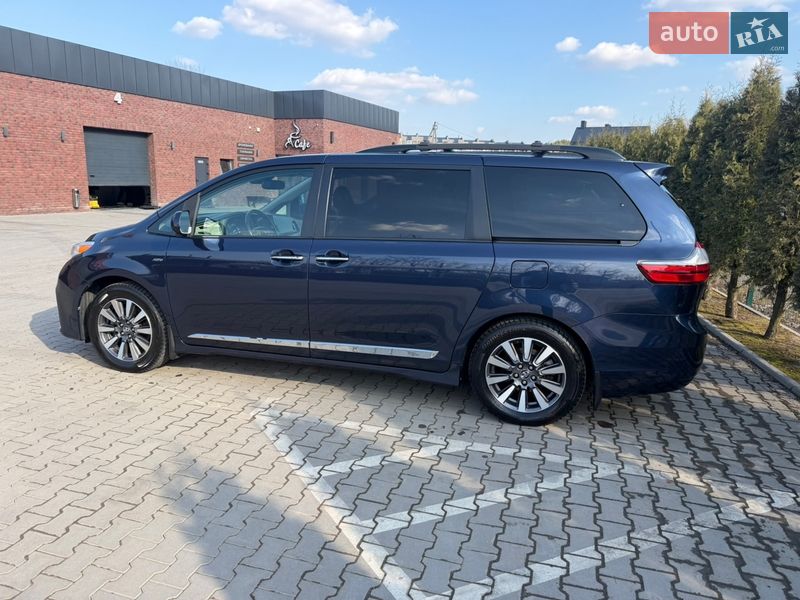Минивэн Toyota Sienna 2018 в Хмельницком