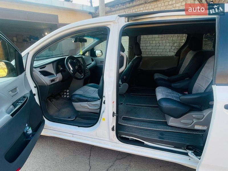 Минивэн Toyota Sienna 2015 в Кривом Роге