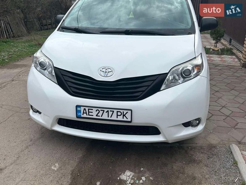 Минивэн Toyota Sienna 2015 в Кривом Роге
