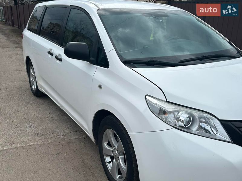 Минивэн Toyota Sienna 2015 в Кривом Роге