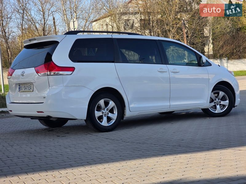 Минивэн Toyota Sienna 2013 в Гусятине