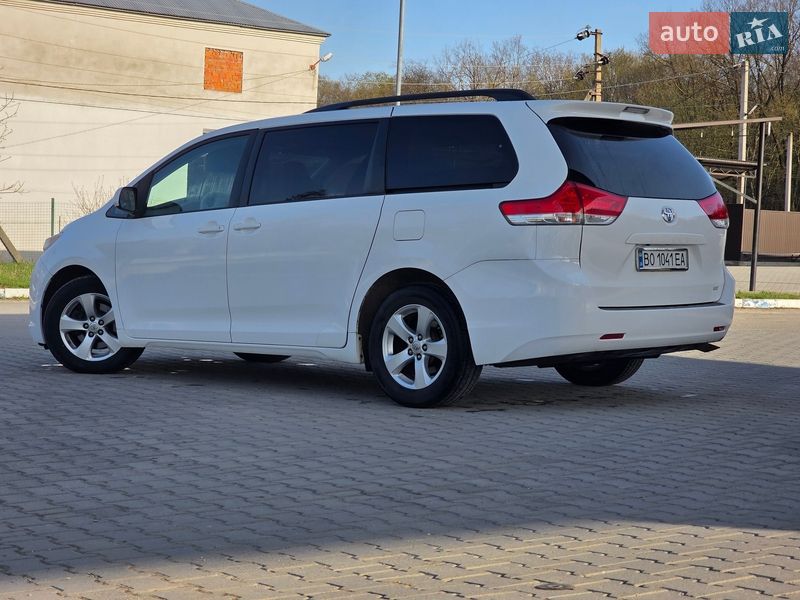 Минивэн Toyota Sienna 2013 в Гусятине