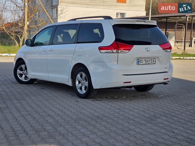Минивэн Toyota Sienna 2013 в Гусятине