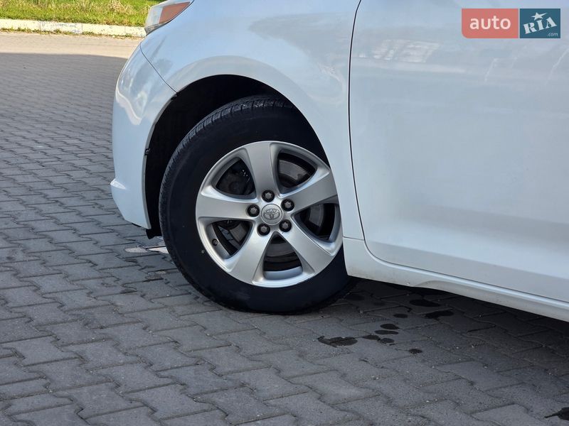 Минивэн Toyota Sienna 2013 в Гусятине