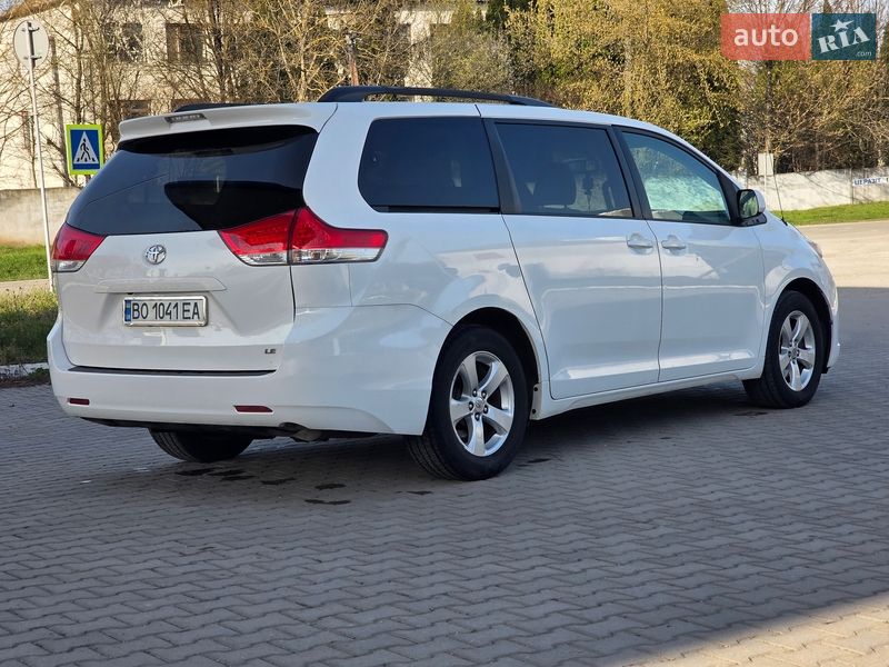Минивэн Toyota Sienna 2013 в Гусятине