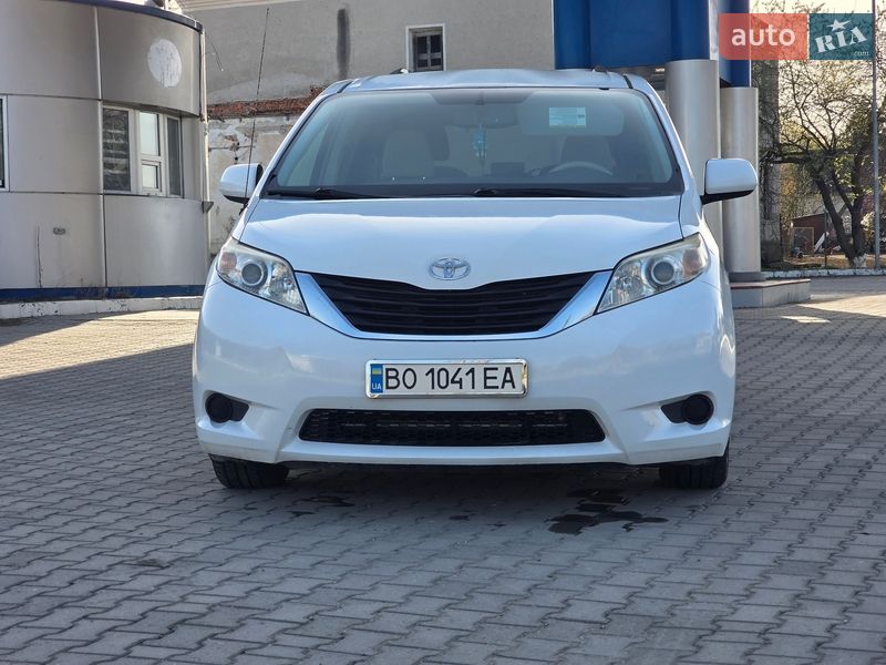 Минивэн Toyota Sienna 2013 в Гусятине