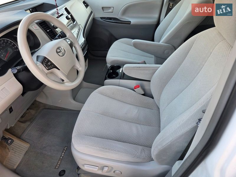 Минивэн Toyota Sienna 2013 в Гусятине